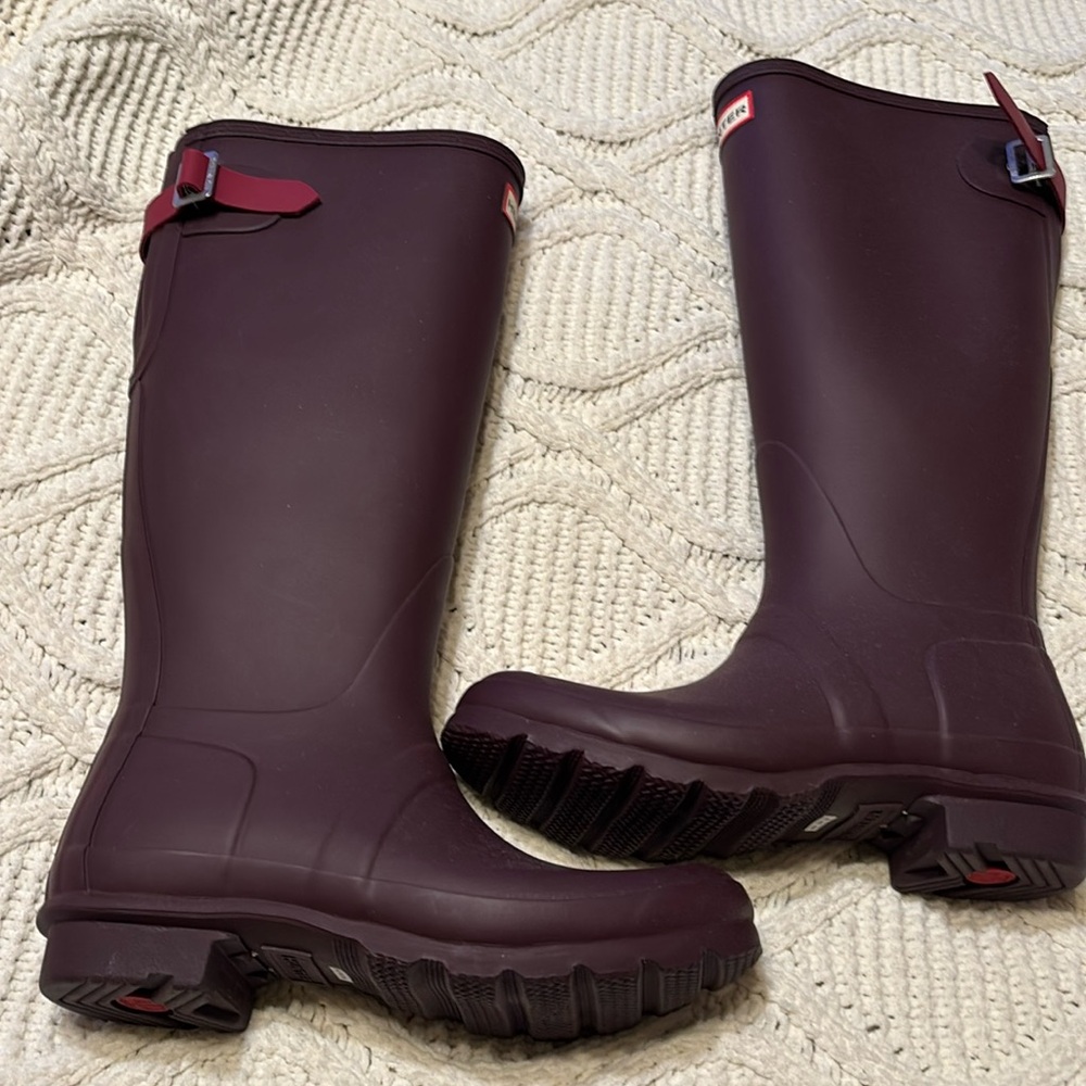 Hunter tall boots dark plum size 6 new never worn